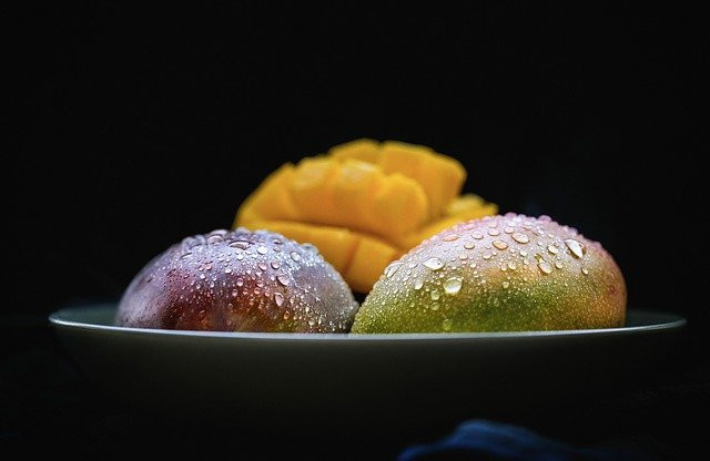 Owoc mango – dlaczego warto jeść, jak smakuje najlepiej i jak obrać mango?