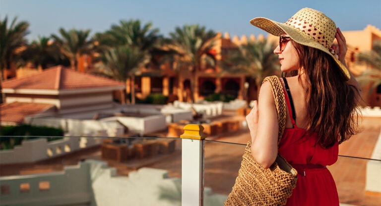 Młoda kobieta w kapeluszu na wakacjach w Egipcie