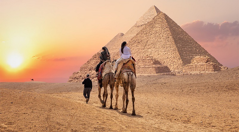 Wycieczka na wielbłądach na pustyni w Egipcie