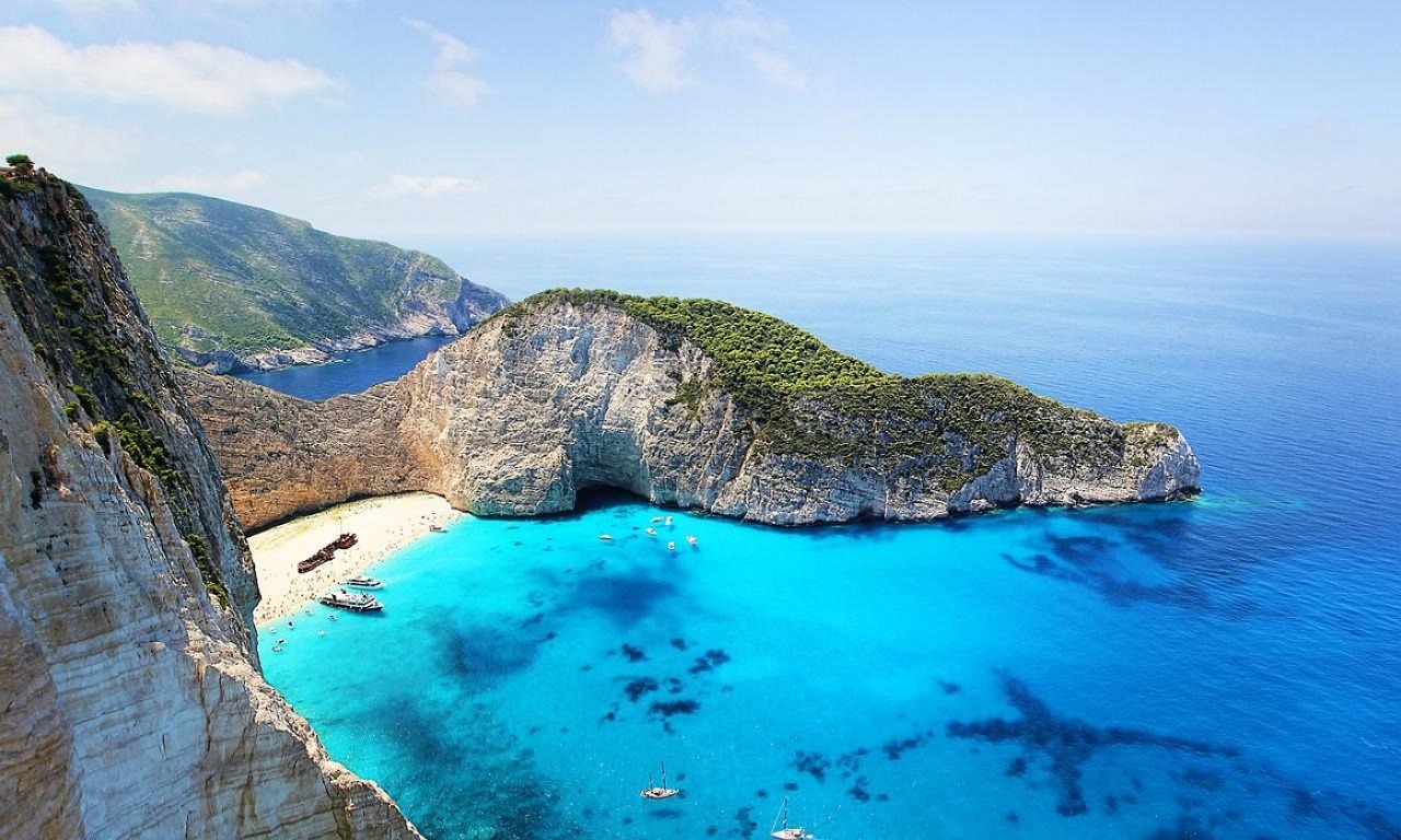 Bezpieczne wakacje w Grecji – na co zwrócić uwagę podczas wyboru czartera jachtu?