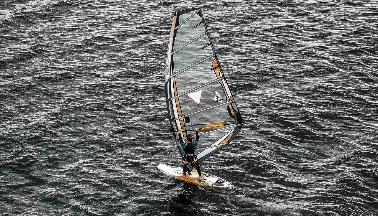 Windurfing – czy warto spróbować tego sportu?