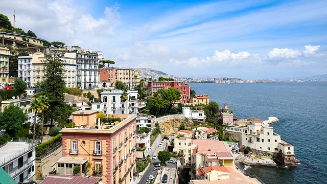 Czym wyróżnia się Neapol na tle innych włoskich miast?